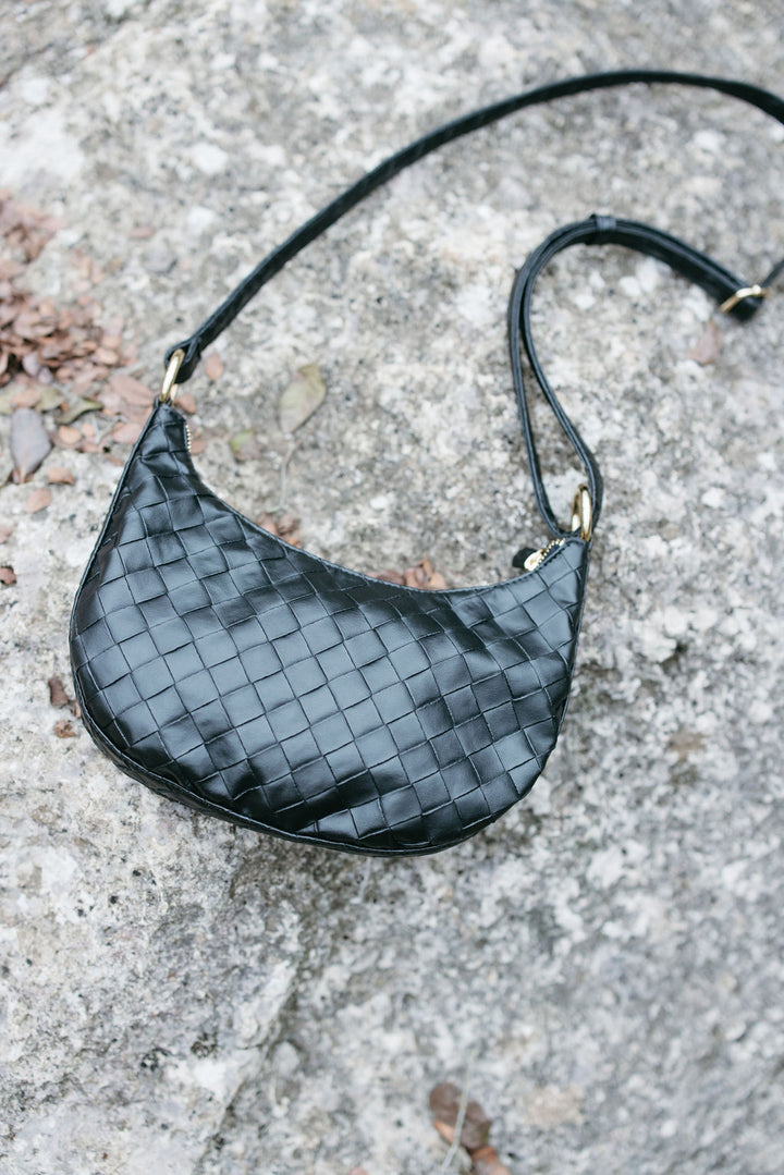 Mila Crossbody aus recycletem veganem Material in Schwarz