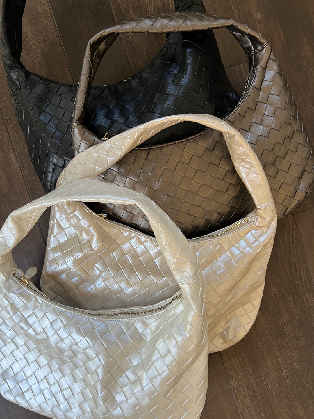 Liv Schultertasche aus recyceltem veganem Material in Perlmutt