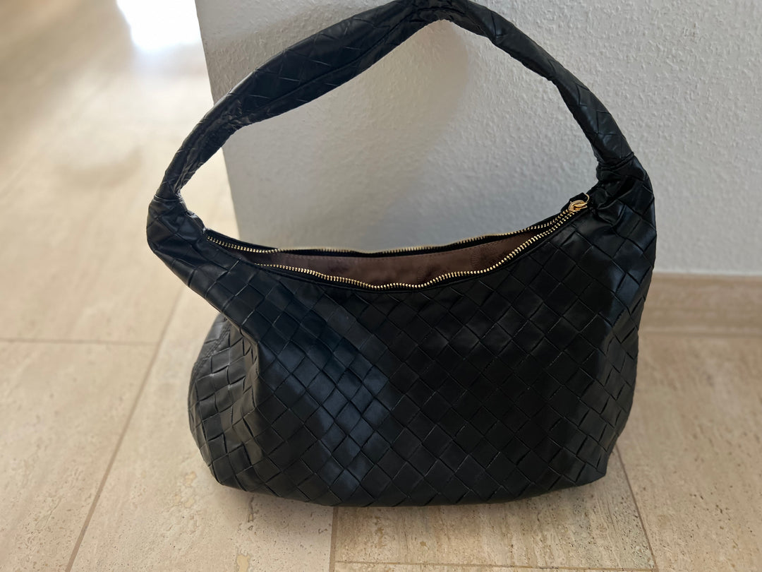 Liv Schultertasche aus recyceltem veganem Material in Schwarz