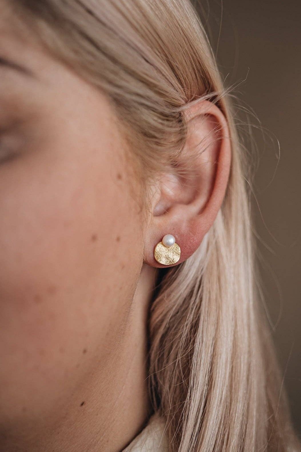 Mira disc pearl studs