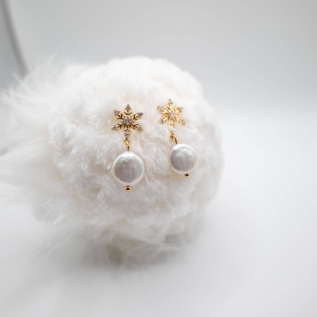 Neve earrings with 18 carat gold-plated cubic zirconia and freshwater pearls