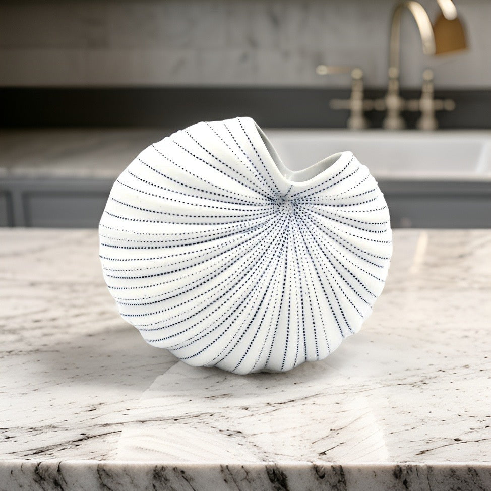 Shell vase Drop made of porcelain ceramic