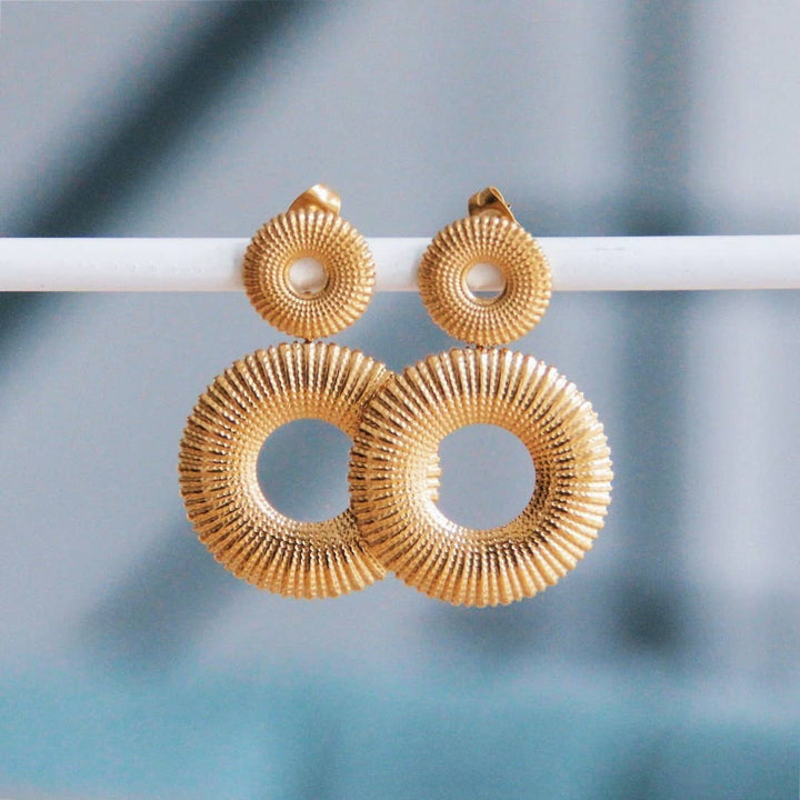 Statement-Ohrring mit verziertem breitem Ring — Goldfarbe