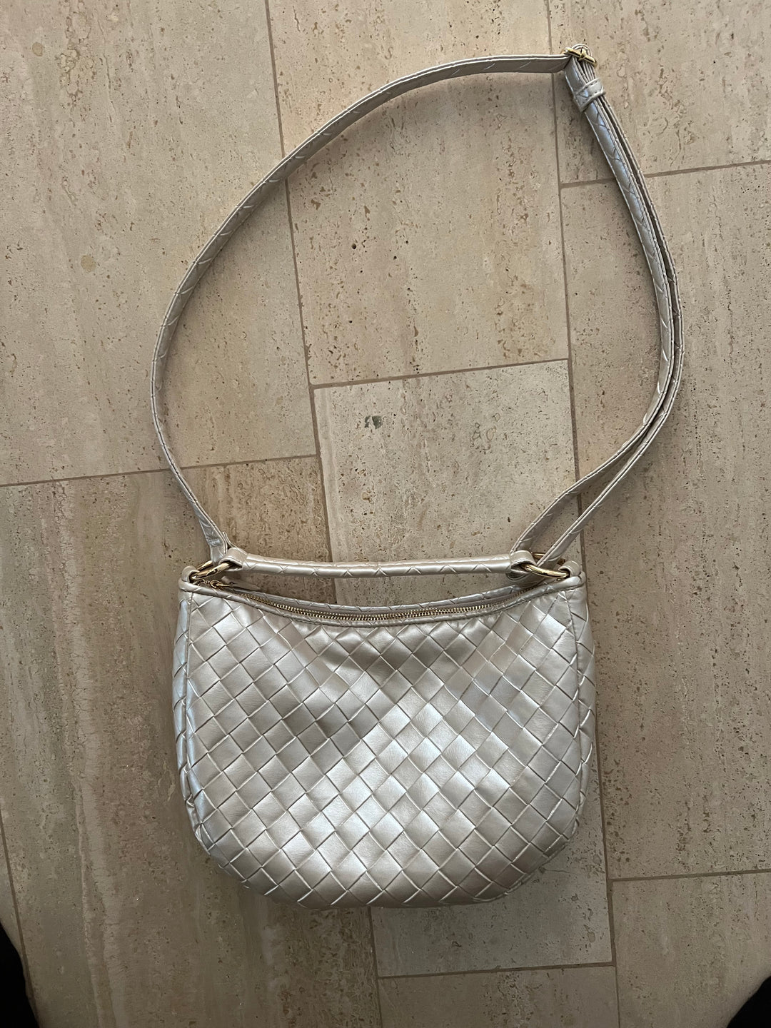 Elin crossbody bag made of vegan material in pearl beige