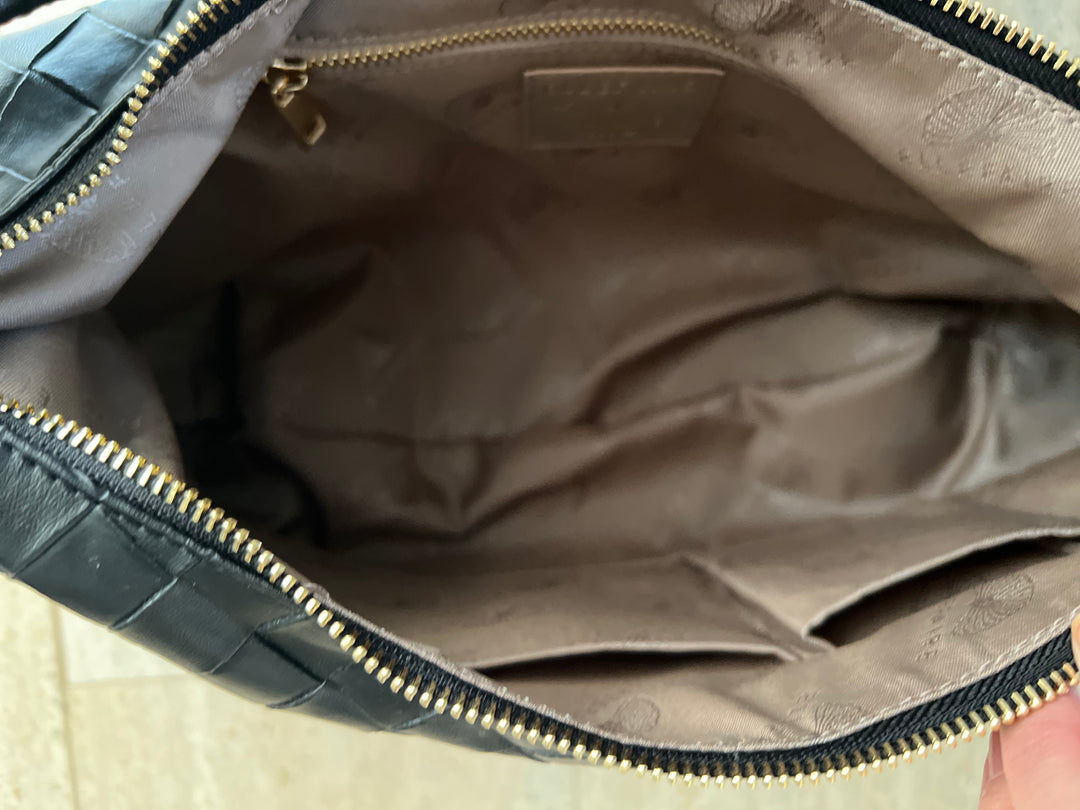 Liv Schultertasche aus recyceltem veganem Material in Schwarz