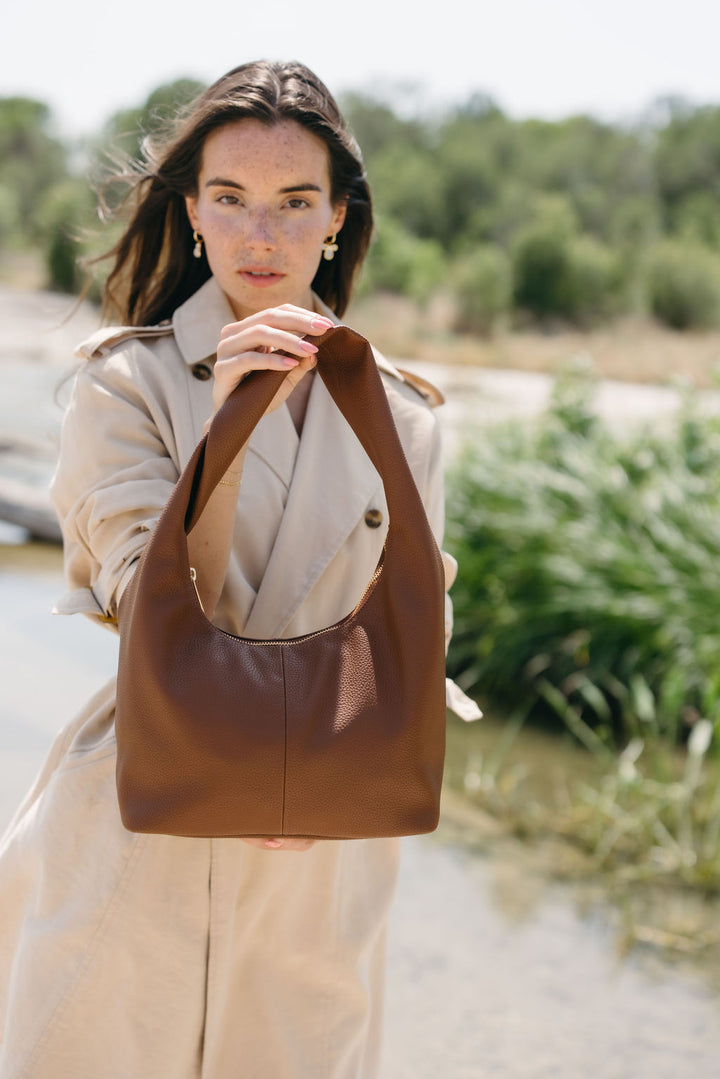 Ava Slouchy Schultertasche aus veganem Leder in Espresso