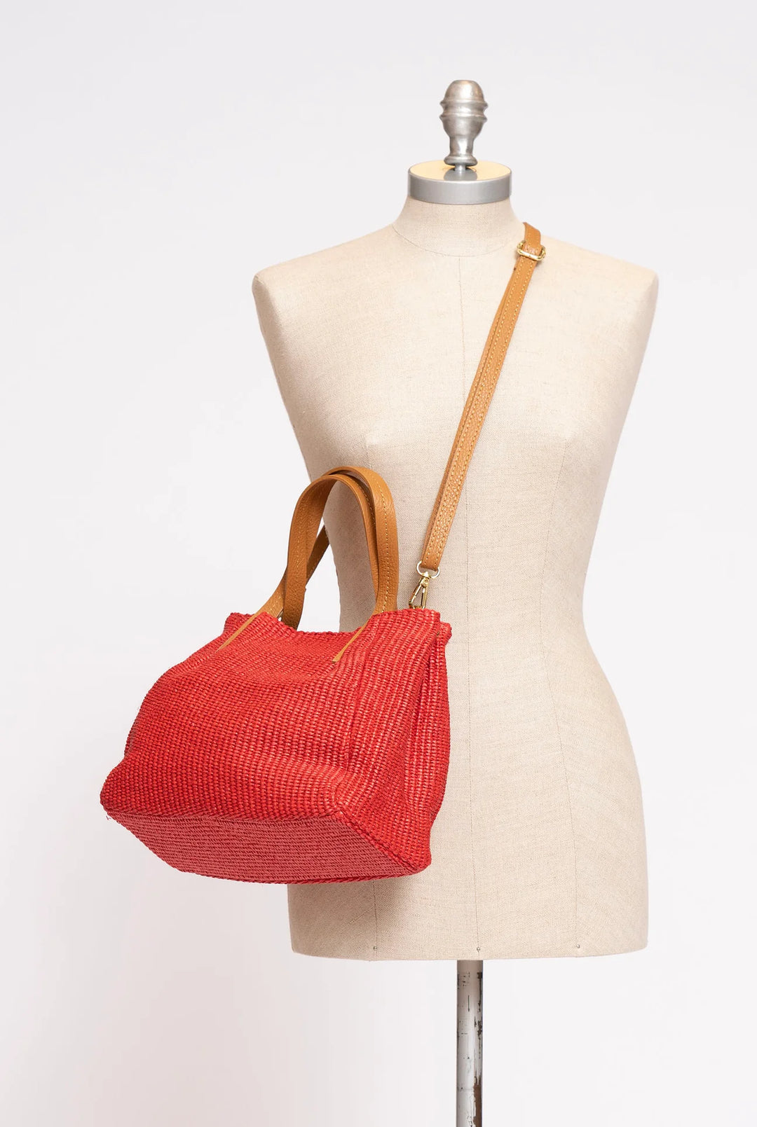 Mini Vienna Handtasche aus Leder und gewebtem Raffia Flieder