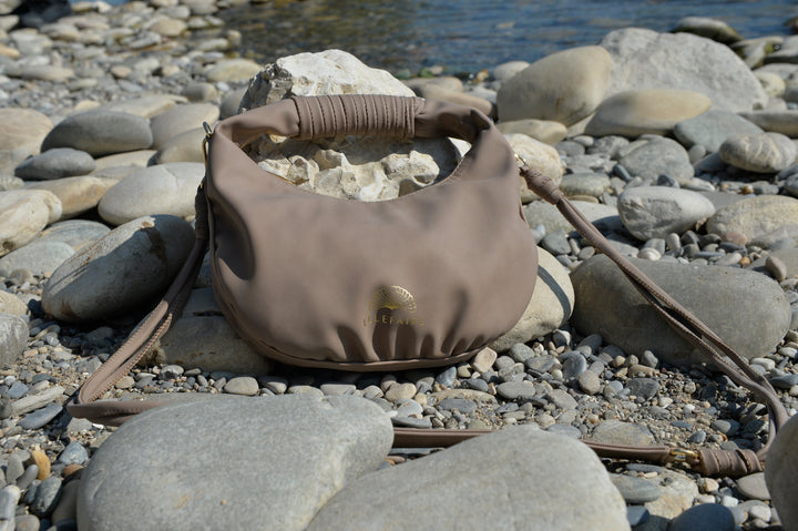 Sienna Crossbody Handtasche aus recyceltem veganem Material in Taupe