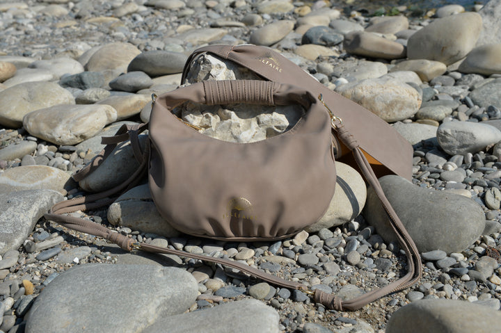 Sienna Crossbody Handtasche aus recyceltem veganem Material in Taupe