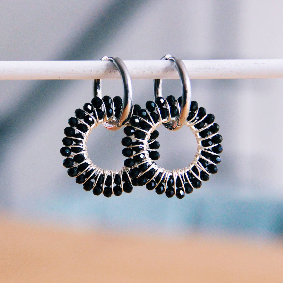 Earring with round faceted pendant — Black/Silver 