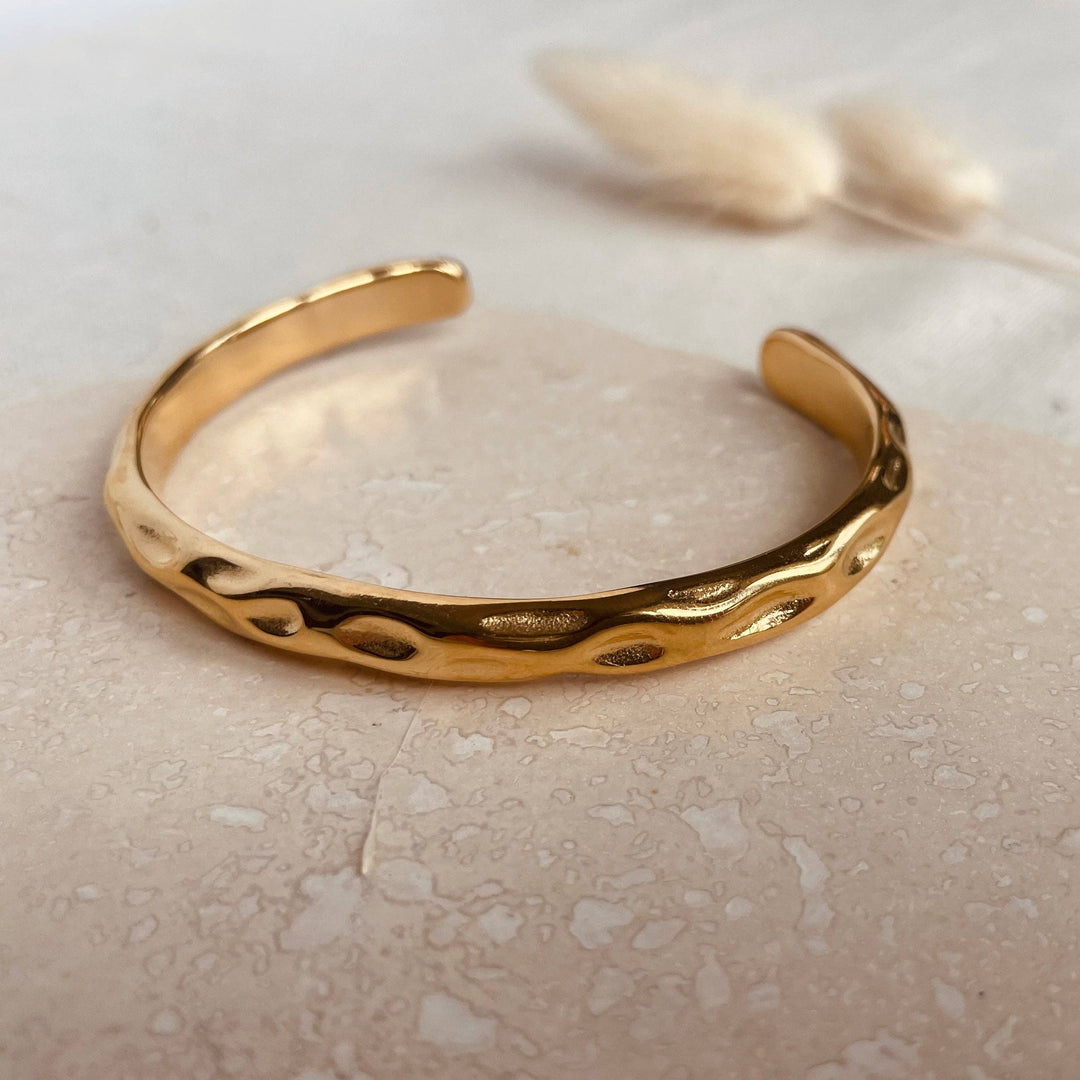 Everyday bangle in hammered gold