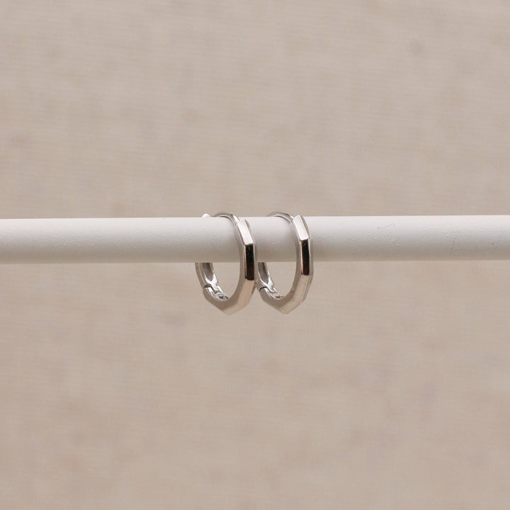 Huggie Hoops beveled edges in silver