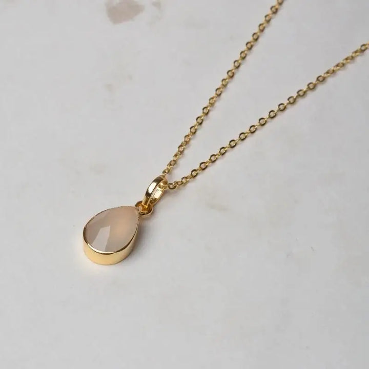 Noble necklace with a cream-white pendant